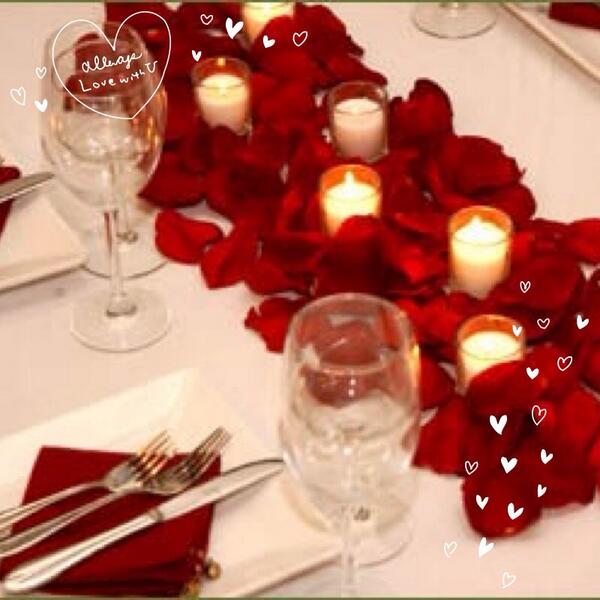 _princess_w's tweet photo. 赤いバラを敷き詰めたテーブルコーデ!! 真紅バラの花言葉は愛情と情熱 https://t.co/IQn2bOmJlD