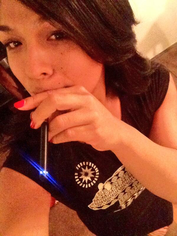 XxXJaslynLee's tweet photo. Love this e-cig #420 #maryjane #SoCalChick #AllBlitz JLxx http://t.co/sxckxo0HQK