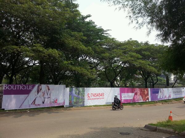 im_lena's tweet photo. Sayang bgt ya ini pepohonan akan dibangun Kebayoran Sq. Ga sejuk lagi...Money talks :( @KabarBintaro http://t.co/XPbYFxp3SR