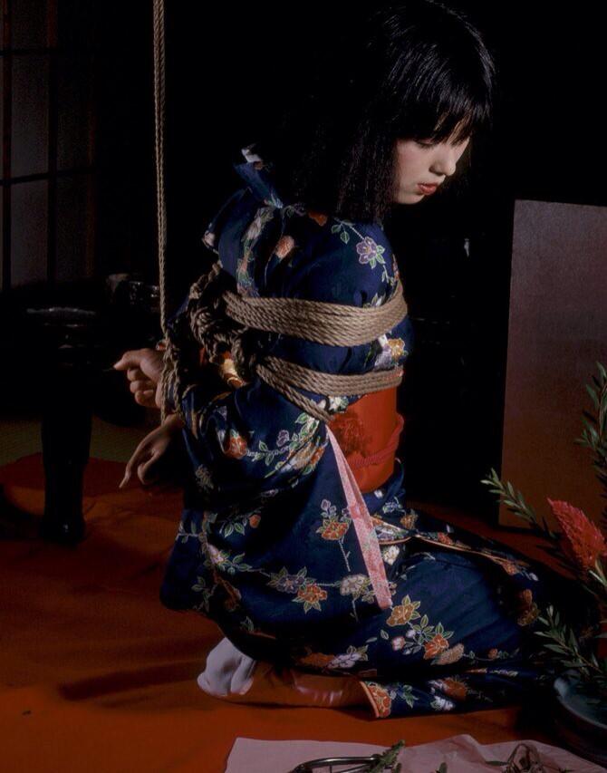 着物緊縛　画像  / X
