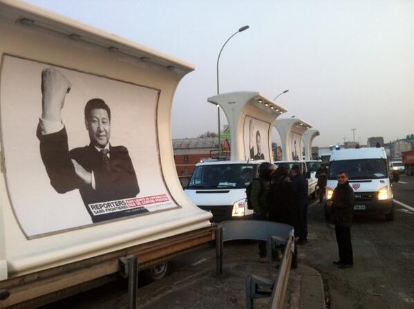 cdeloire's tweet photo. Camions de RSF avec Xi Jinping bloqués à l'entrée du périphérique ! http://t.co/ImZtpejeHA