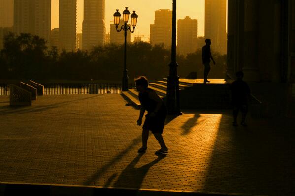 Deerec30's tweet photo. I try it to shoot teenager playing at the side of mosque in sharja during the sun set. http://t.co/JYnA6ZNq3v