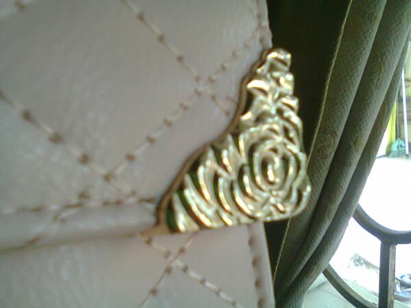 LeetaCollection's tweet image. Detail pinggir kiri-kanan bagian depan tas.