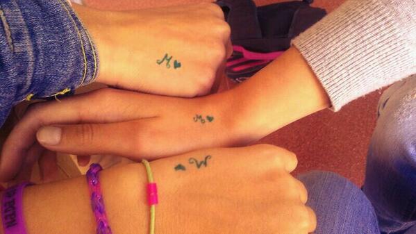 Maria_RS_'s tweet photo. Recibir esto y un audio cantando de @VickyRS94 y sus compañeras en mi cumpleaños, que bonicas(: http://t.co/BoMob5LVbR