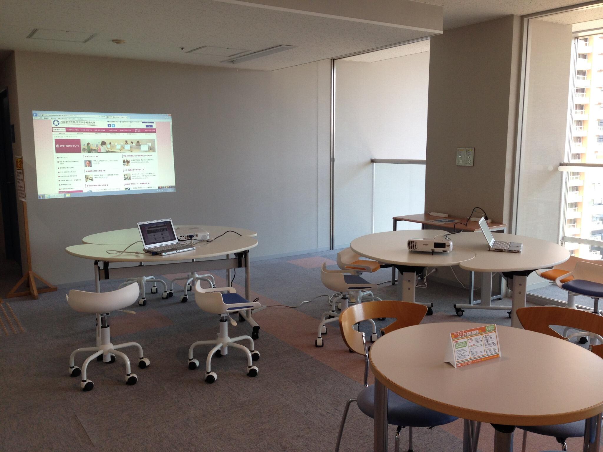 共立女子大学 短期大学 情報センター 本館12階ラウンジにオープンラーニングスペースが誕生しましたヽ ノﾜｰｲ ヽ ノ プロジェクタとノートpcを常設 もちろん 無線lanも利用できます テーブルとイスが動かせるので グループ学習にぜひ利用し
