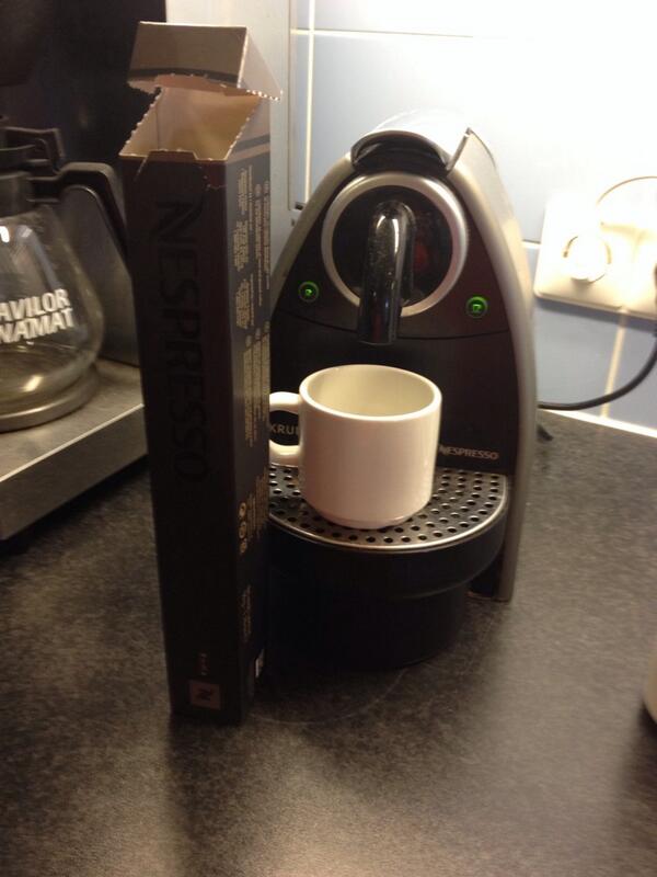 vanopstalm's tweet photo. Zo, cups mee voor goede koffie bij de klant! #werkenbijkpmg http://t.co/1xDTNtpQUH