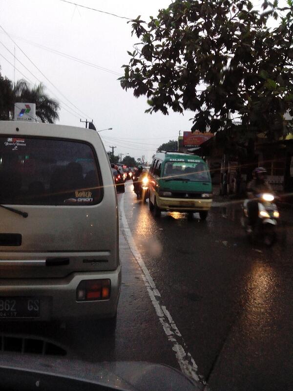 windilagi's tweet photo. Baleendah-bojongsoang macet panjang ada apa yaa?#s http://t.co/XvH6Hi81u8