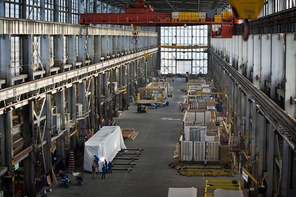 bluhomes's tweet photo. A scene of the factory floor. Things are humming! #Prefab #PrecisionBuilding #greenbuilding @GreenBuildNews http://t.co/SgbICL94SS