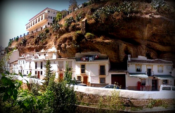 iplanetbrasil's tweet image. Setenil de las Bodegas - #Spagna: tutte le #case del #paesino sono incastonate nelle #rocce di una #montagna.