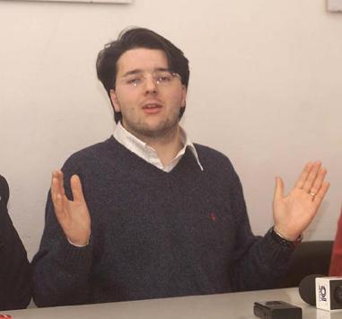 Micalapo's tweet image. Costui ha ricevuto il presidente degli Stati Uniti d'America. E voi che non uscite per un brufolo.
#obamarenzi