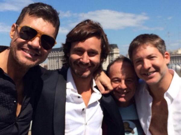 marcelacoronel's tweet photo. "@benjavicunamori: Seguimos c @cuervotinelli #AdriánSuar #PabloCodevila en el rodaje de la apertura #SM2014. http://t.co/m6WIvBsKRz"/Guapos