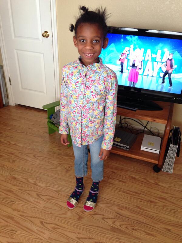 AbeWhaley's tweet photo. dress herself http://t.co/ZK2dTyWYgc