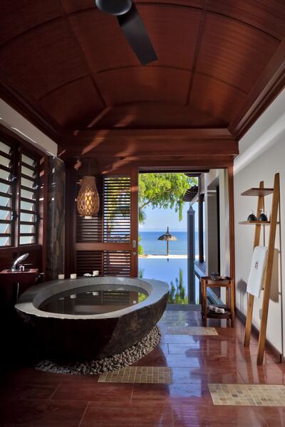 At #AngsanaBalaclavaMauritius take a #BathWithAView of the #IndianOcean. RT if you wish your view was this amazing
