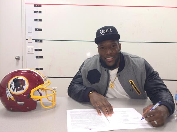 BREAKING: OLB Brian Orakpo (<a href="/rak98/">Brian Orakpo</a>) signs his one-year franchise tender at #Redskins Park. Welcome back! #HTTR