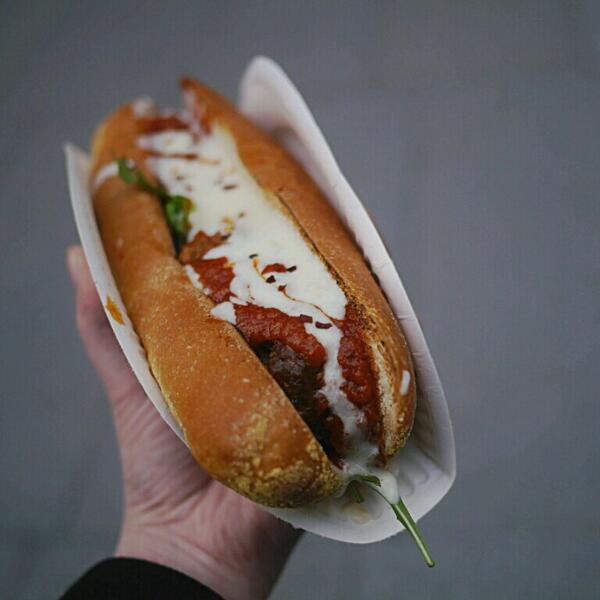 liskwood_'s tweet image. Fabulous (but slightly messy) Meatball Hero from @capishfood @KERB_ Gherkin and no queue #lunchwin