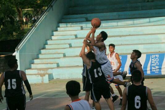 SMK5BASKETBALL's tweet photo. Yang masih ingat sama legenda basket SKANEL Erwin Arif Retweet doongg... cc: @erwinarief004 http://t.co/b40HiIlf6G