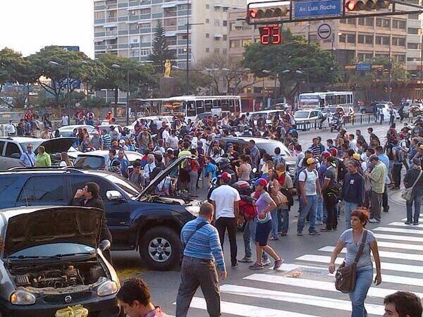 RobAlonso's tweet photo. ¿HAS VISTO ALGÙN CARRO DAÑADO ENTRE LOS GUARIMBEROS MÒVILES DE ALTAMIRA?  ¡NO PUEDEN CON TANTOS CARROS! http://t.co/caoE4LiUEA