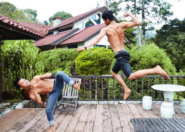 Isasuka's tweet photo. @smartfrenworld @THERAIDMOVIE jurus pukulan terbang dari khayangan ala Iko Uwais  #SFSmartMovie #SFSBY http://t.co/8xDY40ZYig