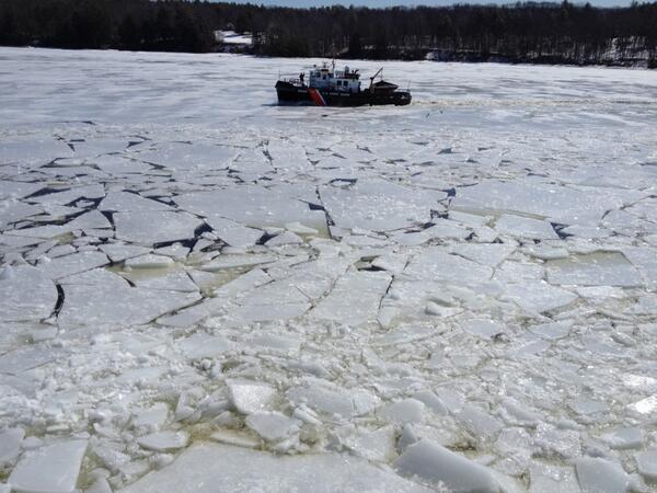 centralmenews's tweet image. The Coast Guard began work Thursday morning to break up ice on the Kennebec River.  bit.ly/1fnLnvH