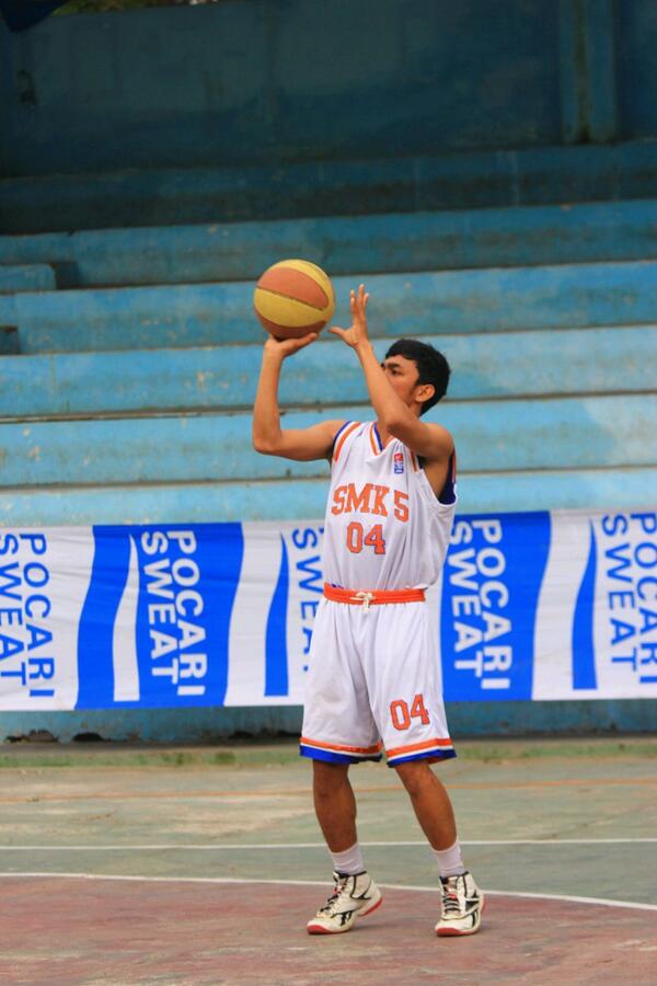 SMK5BASKETBALL's tweet photo. Buat kanda Ewing mana ReTweet nya??? Cc: @erwinarief004 http://t.co/svtYwtwvVM