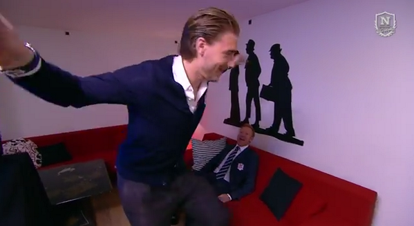 BjvrdtoCAAApNDy Nicklas Bendtner plays FIFA 14 on Danish TV, brings himself into the Arsenal XI & does a bird celebration
