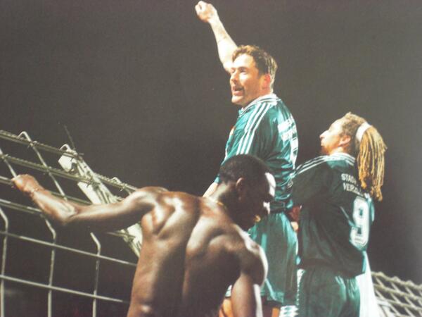 Plakplaat63's tweet photo. Op zo n Avond als nu in 1995, Stond deze speler #vlakvoortijd achter een 11meter>> #RuudHeus #ajaFey #Feyenoord. http://t.co/bTU0KUOHZd