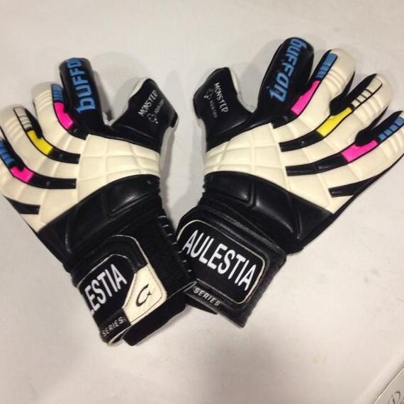 jv_sports's tweet photo. Quieres estos guantes personalizados de Aulestia? Muy fácil! Solo tienes que seguirnos y RT este tuit! #JVSports http://t.co/IuQXWEKfiS