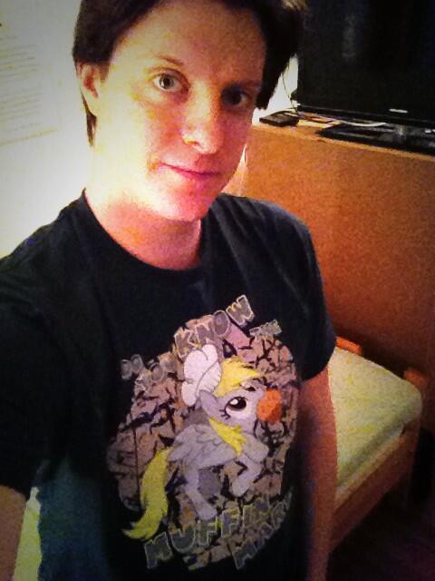Fluttershyer7's tweet image. Do you know the muffin mare? Selfiepicture of the day. #bronyselfie #mlpshirt #mlpderpy #muffinmare