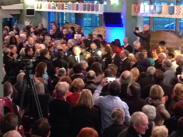 pgraciaa's tweet photo. Grande ovation pour @bayrou @aimonspau  à l'hippodrome de #Pau. @MLMPau @EricSAUBATTE @cheneviere2014 ... http://t.co/fFwpTKAwC5