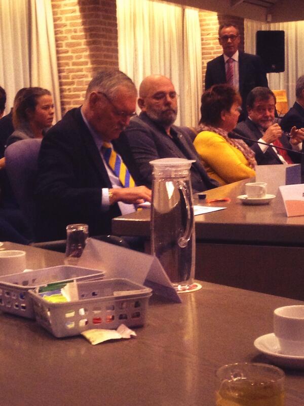 Klaar voor de beëdiging van Anton Reebergen als raadslid voor Pro Duiven