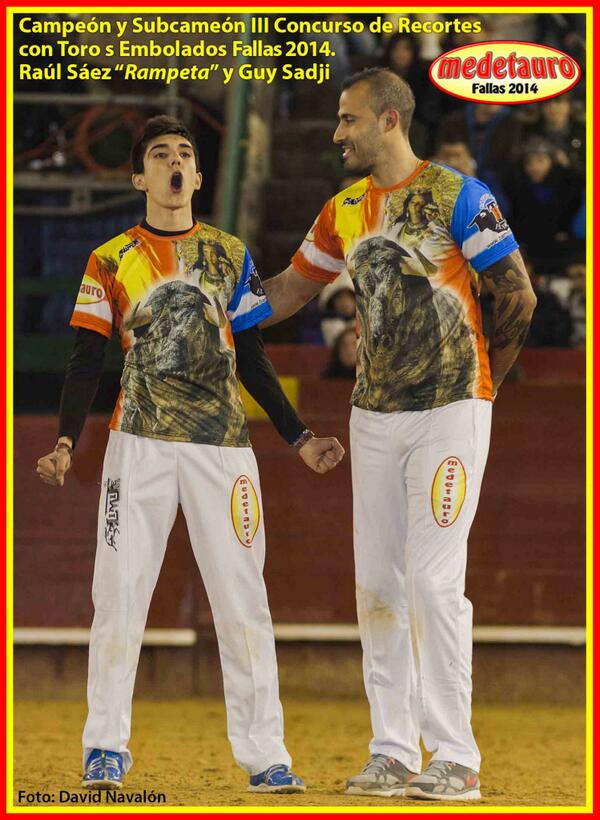 FALLAAS 2014 El primero en felicitar al campeón, siempre es el subcampeón. @raul95rapeta <a href="/risqueetpassion/">guy sadji</a> <a href="/medetauro/">Medetauro</a>