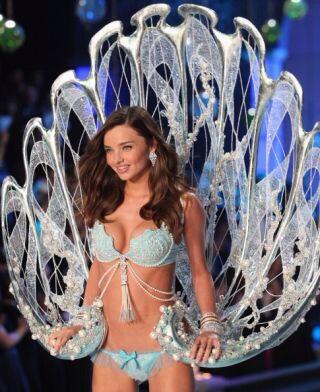 Miranda Kerr Japan ミランダ は06年にメイベリン ニューヨークのモデルとなり 国際的に注目を集めるようになる また オーストラリア人モデルとして初めてヴィクトリアズ シークレットに起用され ヴィクトリアズ シークレット エンジェルとなる