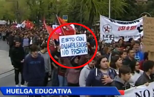 Albus_dumb's tweet photo. Huelga de estudiantes del 26/3/2014. No sé quién lleva la pancarta, pero me declaro fan: http://t.co/9MqCkCcRDQ