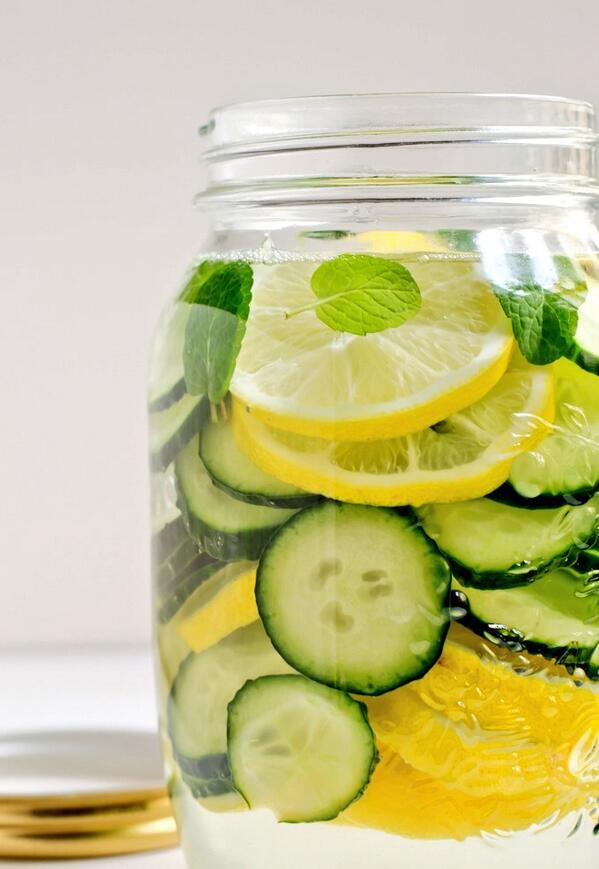 Gissuesmx's tweet photo. Agua con limón, pepino y hierbabuena, súper refrescante y detox http://t.co/0rg6rguvIg