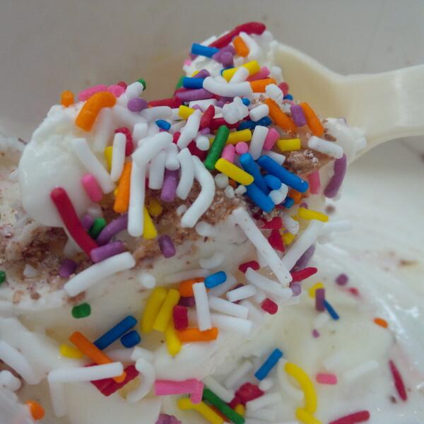 Free ice cream sundae and #sunshine is exactly what I needed. Do this during exams! @uvic_sa #uvic #destressweek