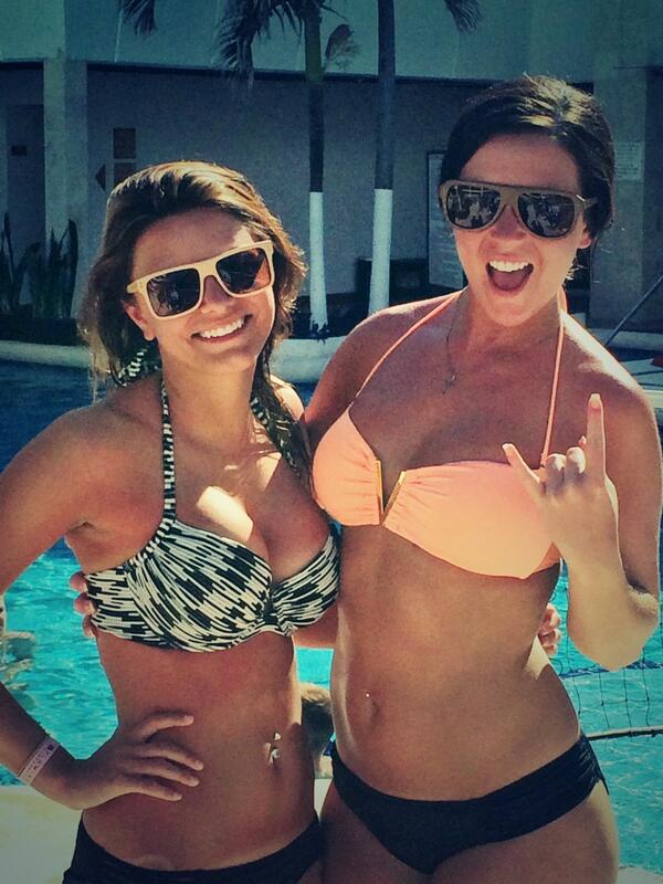 BarksDesign's tweet image. #tbt to Cancun, we miss these girls almost as much as we miss the beach (nice sunnies by the way 😉)