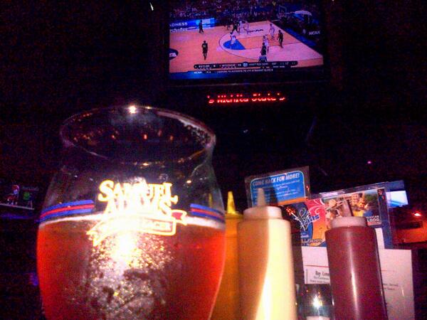 manliodavid's tweet photo. Con la Sam Adams viendo college hoops at Herby's in HD! Can't complain! http://t.co/5fvn0RVbmo
