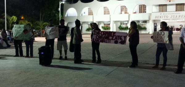 renesansores1's tweet photo. Q cobardes q tapan sus caras para manifestarse, solo son radicales manipulados #pejezombies @PaulCarrillo2 @betoborge http://t.co/IbLQ84Cn0t
