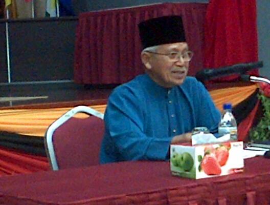 Rynn_p's tweet photo. Orang lama bercerita..penuh dengan pengalaman. http://t.co/KqI2zx2iSl