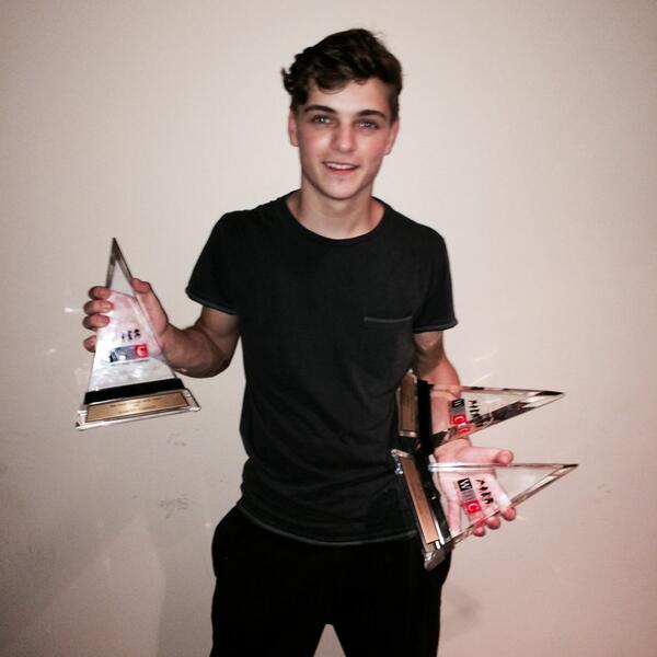 MartinGarrix's tweet image. Wooohoooo! Won 3 #IDMA awards for every category I was nominated in!! Thanks so much everybody for the votes!!!!!