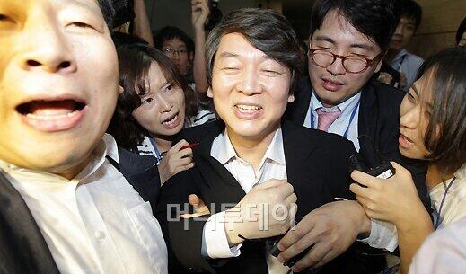 왼쪽여성분을 선택할지 오른쪽여성분을 선택할지는 일단 뒤에 계신 남성분이 제 엉덩이를 그만 만지실때 말씀드리겠습니다.