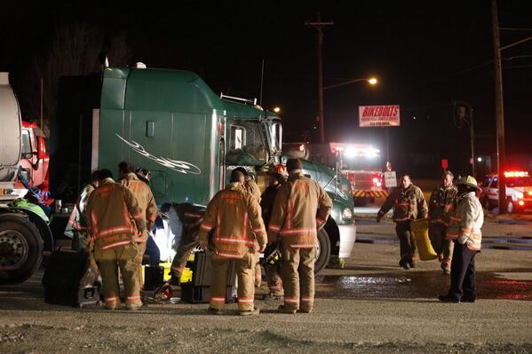 swingmanphoto's tweet photo. #cincinnatifire contain a diesel spill from the gas tank of a tanker truck. 4300 block of River Rd @Enquirer http://t.co/34mwYmzZGy