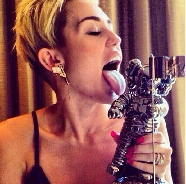AHA_asterr's tweet photo. @AHA_Lev not really the most obnoxious but the one i most went 'why' at #mileycyrus #DoNowSelfies http://t.co/lOTdJQAa3C