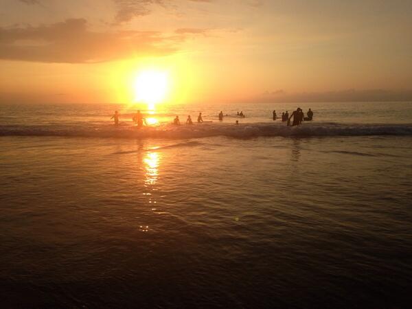 RaeanneKinch's tweet photo. Doesn't get much better than this.#familytime#boogieboarding#hawaiiansunset http://t.co/95b6CBLkti
