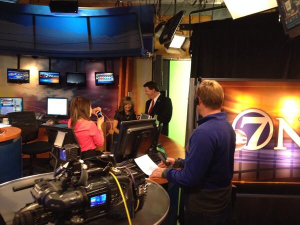 KelliePatterson's tweet image. Great prank by @7NewsTraffic on @lisa7news &amp;amp; @daylecedars. #FartMachine = guaranteed laughs!