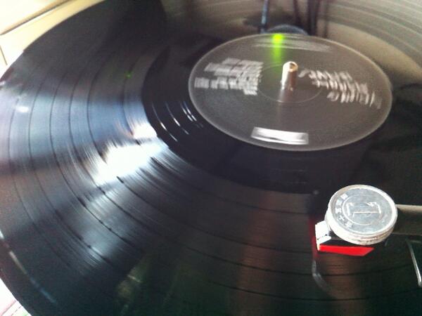 アナログプレーヤーのトーンアームに1円玉を3枚乗せ、針圧をちょうど