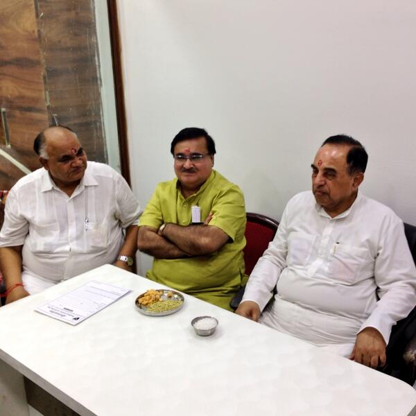 Dr @Swamy39 Addressing Public at #BJP Poll Campaign Office of #MumbaiNE With @KiritSomaiya Prakash Mehta & Khimjibhai 