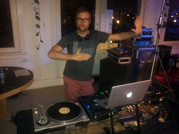 ZZParty's tweet photo. @JasperRunneboom achter de draaitafel tijdens de #zzparty http://t.co/C4ZZUUN1vh