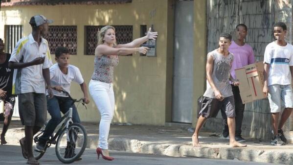 JornalOGlobo's tweet photo. Favela da Oi: Mulher de salto alto saca arma para conter grupo. http://t.co/0gKpx4FU1z [@JornalExtra] http://t.co/oM7tjv60DS