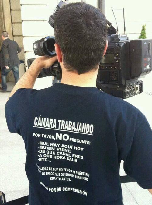 RaiRobledo's tweet photo. El cámara antisocial http://t.co/wGJ2Z19ToU